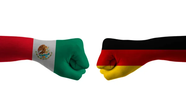 ドイツVsメキシコハンドフラグ男の手パターンサッカーワールドカップ — ストック写真