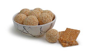 Geleneksel festival için Hint tatlısı Makar Sankranti: Rajgira laddu beyaz arka planda Bowl 'da Amaranth tohumundan yapıldı