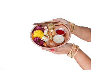 Pooja Thali 'nin elini tutan kadın festival için Pooja Thali madalyasını taktı.