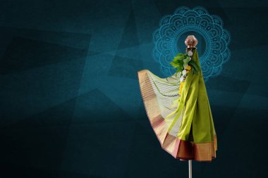 Gudhi Padva, Marathi Hindular için geleneksel yeni yılı simgeleyen bir bahar festivali. İlk gün Maharashtra 'da ve yakınlarında kutlanır.