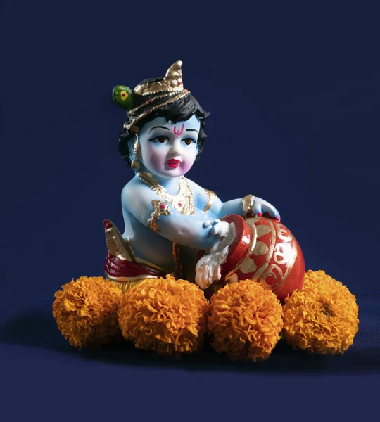 ヒンドゥー教の神クリシュナ 青い背景 インドのディアジアの祭り — ストック写真