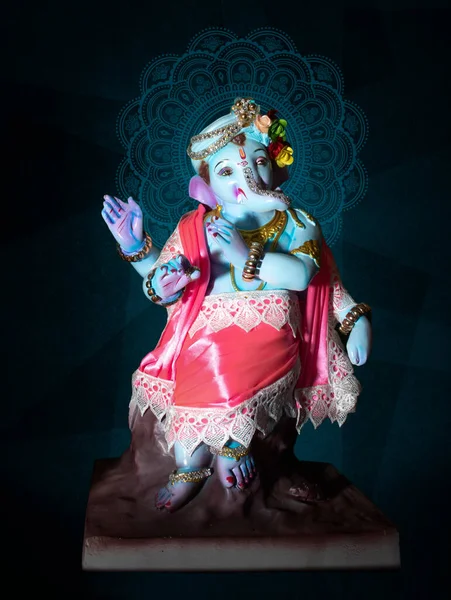 美丽的加内萨雕像在克里希纳勋爵的姿势 独立背景下手工制作的可爱的Ganesh Murti — 图库照片