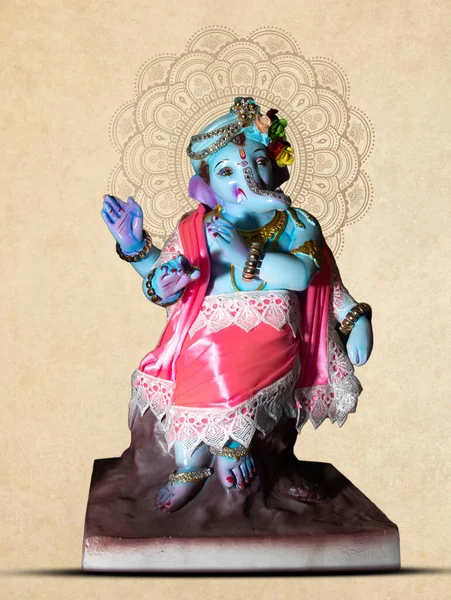 美丽的加内萨雕像在克里希纳勋爵的姿势 独立背景下手工制作的可爱的Ganesh Murti — 图库照片