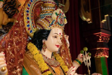 Hint Hindu tanrıçası maa durga shakti idol 'un yakından çekilmiş fotoğrafı Navratri vesilesiyle kutsal tapınakta.