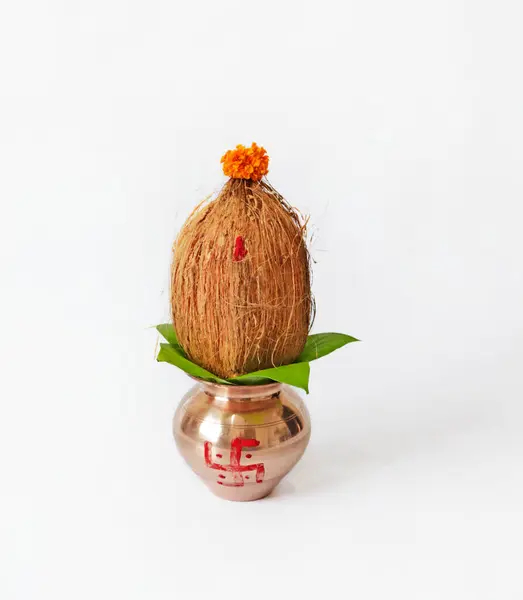 Festival Indiano Akshaya Tritiya Conceito Kalash Decorativo Com Coco Folha Fotos De Bancos De Imagens