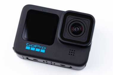 Aksiyon kamerası GoPro Kahraman 10 beyaz arka planda siyah. GoPro Inc., onlar için aksiyon kameraları ve aksesuarlar üreten bir Amerikan şirketidir. Batum, Gürcistan - 11 Temmuz 2022