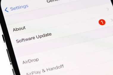 Yeni sürüm için iPhone ekran güncelleme yazılımını kapat. Apple Inc., çok uluslu bir Amerikan teknoloji şirketidir. Batum, Gürcistan - 24 Temmuz 2022