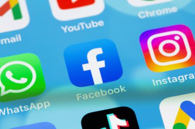 Facebook 'ta WhatsApp, Instagram mobil uygulamaları ekrandaki akıllı telefon, iPhone arayüzü. Meta Platformlar A.Ş. Amerikan çok uluslu holding şirketi. Batum, Gürcistan - 24 Temmuz 2022