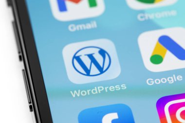 Akıllı telefon iPhone makrosu üzerinde WordPress simge mobil uygulaması. WordPress - açık kaynak içerik yönetim sistemi. Batum, Gürcistan - 24 Temmuz 202