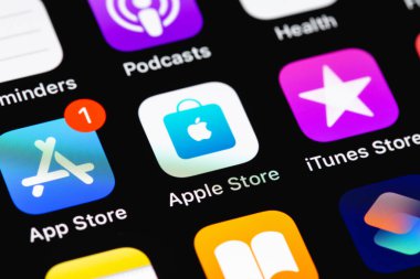 Apple Store, iTunes, AppStore mobil uygulama simgeleri ekrandaki iPhone akıllı telefon kapatmasında. Apple Inc., çok uluslu bir Amerikan teknoloji şirketidir. Batum, Gürcistan - 6 Ekim 2022