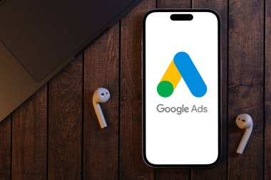 Google logo mobil uygulaması ekran akıllı telefon iPhone 'unda defter, hava kapsülleri kulaklık. Reklamlar, temelde Google 'dan gelen bir arama reklamları servisidir. Batum, Gürcistan - 6 Ekim 2022