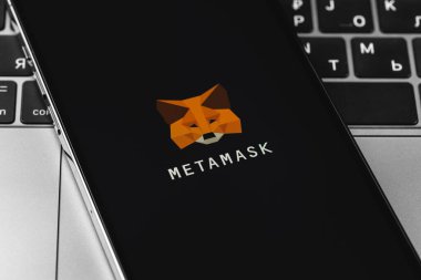 Akıllı telefon iPhone ekranındaki MetaMaske logo uygulaması. MetaMaske yazılım tabanlı bir kripto para cüzdanıdır. Batum, Gürcistan - 16 Ekim 2022