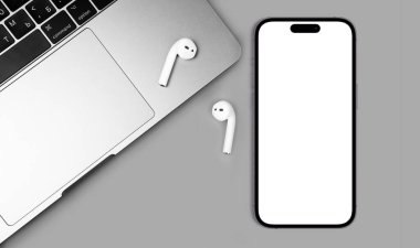 Boş beyaz ekranlı Mockup akıllı telefon iPhone 14 Pro Max ve Airpod 'lu MacBook defteri. Apple çok uluslu bir teknoloji şirketidir. Batum, Gürcistan - 5 Ekim 2022