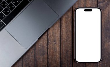 Mockup akıllı telefon iPhone 14 Pro Max, ahşap arka planda beyaz ekranı var. Apple çok uluslu bir teknoloji şirketidir. Batum, Gürcistan - 5 Ekim 2022