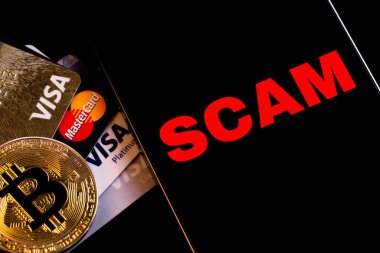 SMS Dolandırıcı ile akıllı telefon ekranı. Kripto para ve Visa, Mastercard kredi kartları. Visa and MasterCard, Amerika Birleşik Devletleri 'nin çok uluslu finansal hizmet şirketidir. Batum, Gürcistan - 6 Ekim 2022