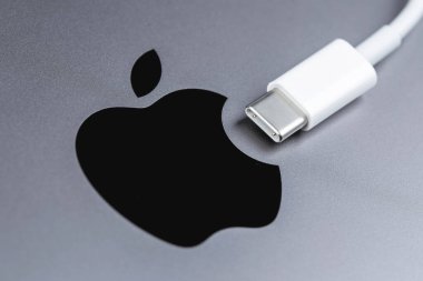 Apple cihazının üzerindeki USB tip C Cabel Connector ve Apple logosu, makro. Apple çok uluslu bir teknoloji şirketidir. Batum, Gürcistan - 14 Kasım 2022