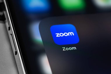 Mobil uygulama simgesini ekrandaki akıllı telefon iPhone 'una yakınlaştır. Zoom Video Communications, uzaktan konferans hizmeti veren bir şirket. Batum, Gürcistan - 14 Ekim 2022