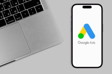 Google Ads logo mobil uygulaması Macbook klavyeli akıllı telefon iPhone 'unda. Reklamlar, temelde Google 'dan gelen bir arama reklamları servisidir. Batumi, Gürcistan - 11 Aralık 2022
