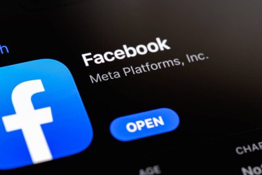 Ekran akıllı telefon iPhone 'undaki Facebook mobil uygulaması. Facebook dünyadaki en büyük ve en popüler sosyal ağ sitesidir. Batum, Gürcistan - 3 Mart 2023