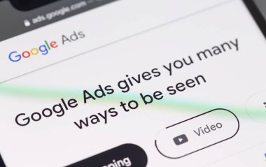 Google akıllı telefon iPhone 'undaki mobil uygulamayı kapat. Reklamlar, temelde Google 'dan gelen bir arama reklamları servisidir. Batum, Gürcistan - 2 Mart 2023