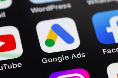 Google akıllı telefon iPhone 'undaki mobil simge uygulamasını kapat. Reklamlar, temelde Google 'dan gelen bir arama reklamları servisidir. Batum, Gürcistan - 1 Mart 2023