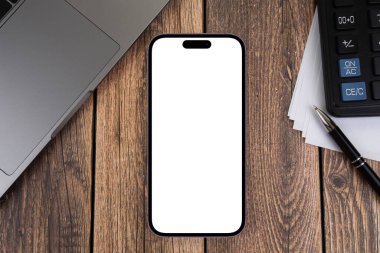 Mockup akıllı telefon iPhone 14 Pro Max, boş şeffaf ekran ve MacBook, ahşap arka planda yakın plan hesap makinesi. Apple çok uluslu bir teknoloji şirketidir. Batum, Gürcistan - 6 Mart 2022