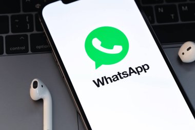 WhatsApp mobil logo uygulaması ekrandaki akıllı telefon iPhone 'unda, kapalı hava podları ile. WhatsApp, mobil ve diğer platformlar için popüler bir ücretsiz mesajlaşma sistemidir. Batum, Gürcistan - 3 Mart 202