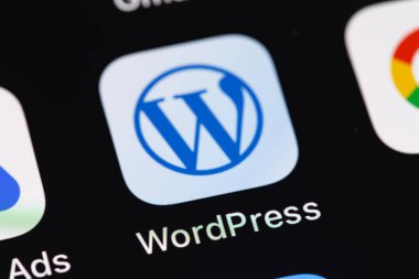 Akıllı telefon iPhone 'unda WordPress mobil simge uygulaması. WordPress - açık kaynak içerik yönetim sistemi. Batum, Gürcistan - 1 Mart 2023