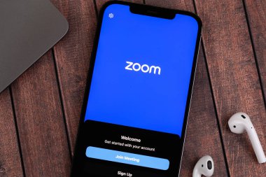 Akıllı telefon iPhone 'undaki mobil uygulama simgesini yakınlaştır. Zoom Video Communications, uzaktan konferans hizmeti veren bir şirket. Batumi, Gürcistan - 9 Şubat 2023