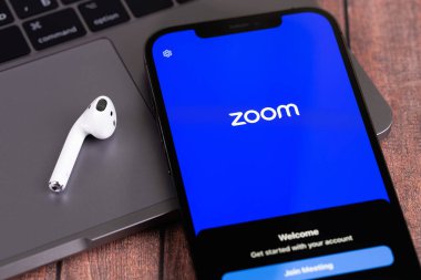Mobil uygulama logosunu ekrandaki akıllı telefon iPhone 'una yakınlaştır. Zoom Video Communications, uzaktan konferans hizmeti veren bir şirket. Batumi, Gürcistan - 9 Şubat 2023