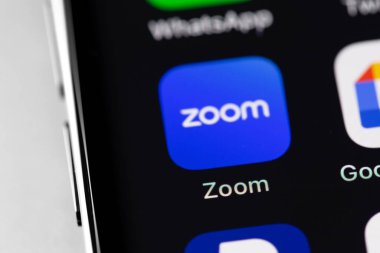 Akıllı telefon iPhone 'undaki mobil simge uygulamasını yakınlaştır. Zoom Video Communications, uzaktan konferans hizmeti veren bir şirket. Batumi, Gürcistan - 9 Şubat 2023