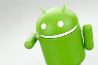 Gri arkaplanda Google Android figürü var. Google Android akıllı telefonlar, tablet bilgisayarlar, e-kitaplar ve diğer cihazlar için bir işletim sistemidir. Batum, Gürcistan - 19 Mart 2023