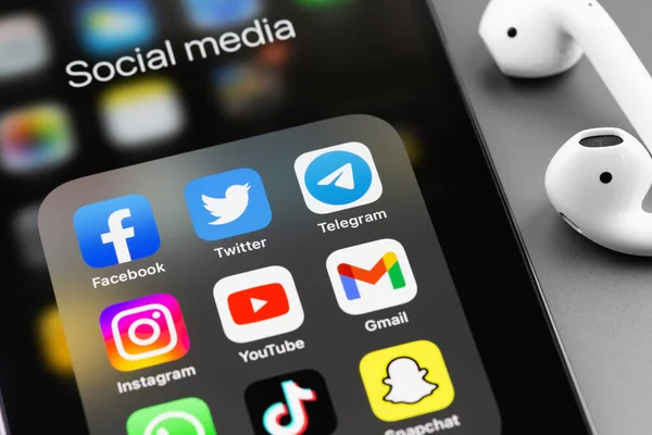 Visar Sociala Medier Appar Ikoner För Facebook Twitter Telegram Instagram — Stockfoto
