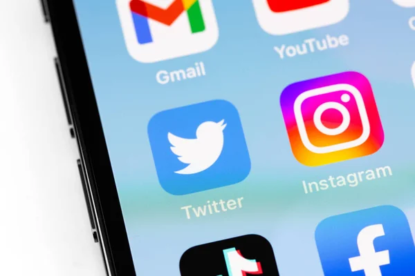 Pokazywanie Aplikacji Społecznościowych Twitter Instagram Inne Ekranie Smartfona Iphone Zbliżenie — Zdjęcie stockowe