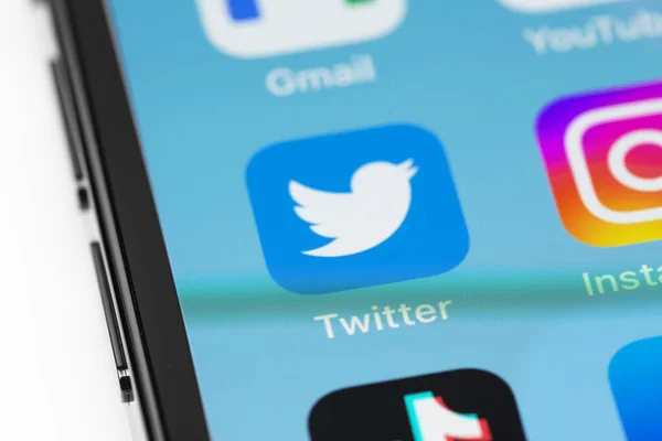 画面上のTwitterモバイルアイコンアプリIphoneのクローズアップマクロ Twitterは マイクロブログやネットワーク通信のためのソーシャルメディアオンラインサービスです ジョージア州バトゥミ 2022年7月24日 — ストック写真