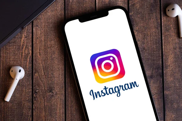 Logo Instagram Aplikacja Mobilna Ekranie Smartfona Iphone Zbliżenie Notebooka Poduszki — Zdjęcie stockowe