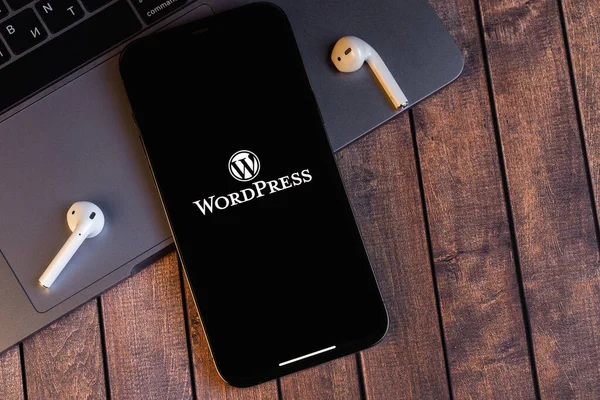 Wordpress标志移动应用在屏幕智能手机Iphone上 附带笔记本电脑 机头耳机 Wordpress 开源网站内容管理系统 格鲁吉亚巴统 2022年10月5日 — 图库照片