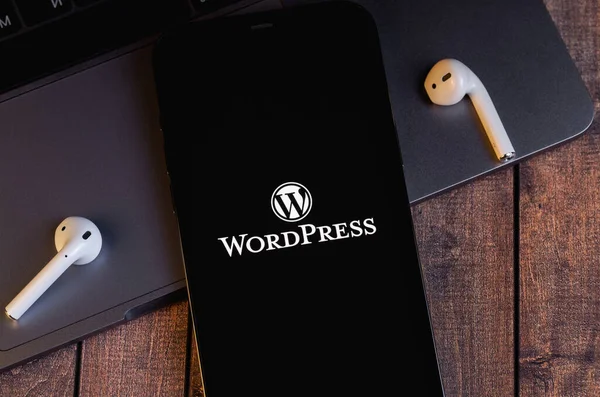 Wordpress标志移动应用在屏幕智能手机Iphone上 附带笔记本电脑 气垫耳机 Wordpress 开源网站内容管理系统 格鲁吉亚巴统 2022年10月5日 — 图库照片