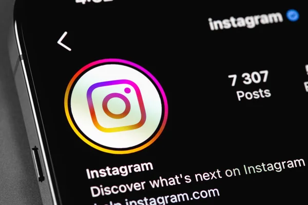Instagram resmi onaylı hesap, cep telefonu uygulaması ekranda akıllı telefon iPhone. Instagram akıllı telefonlar için fotoğraf paylaşım uygulamasıdır. Batumi, Gürcistan - 25 Kasım 2022