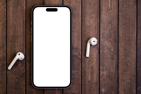 Makieta Smartfon Iphone Pro Max Białym Ekranem Airpods Drewnianym Tle — Zdjęcie stockowe