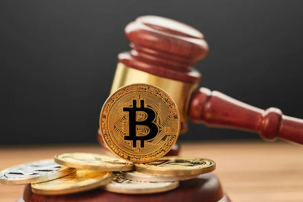 Rechter Hamer Met Bitcoin Cryptogeld — Stockfoto
