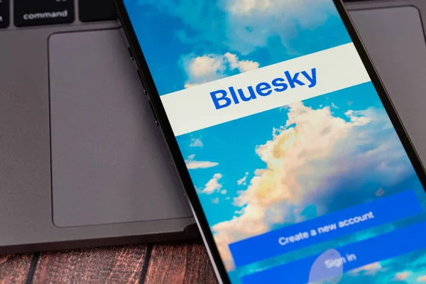Ekran akıllı telefonunda Bluesky Sosyal Mobil Uygulaması. Bluesky Sosyal - Twitter alternatifi Bluesky sadece davetlilerin girebileceği bir uygulama olarak Uygulama Mağazasını vurdu. Batum, Gürcistan - 2 Mart 2023