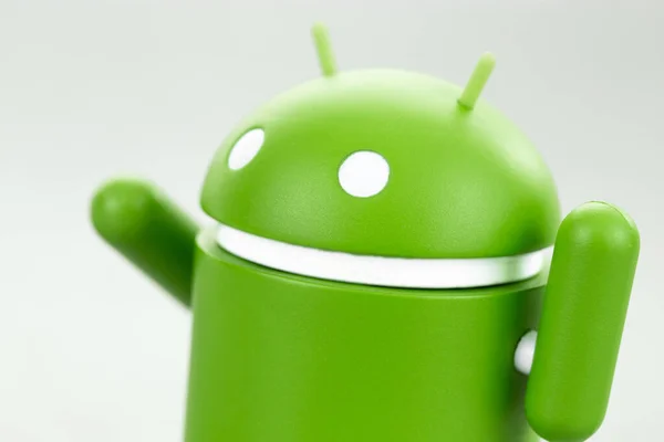 Google Android Figura Closeup Macro Fundo Cinza Google Android Sistema — Fotografia de Stock