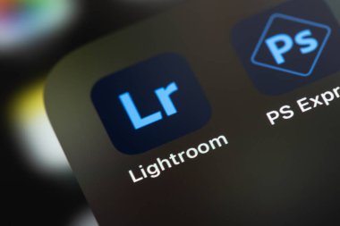 Adobe Lightroom mobil ikon uygulaması ekrandaki akıllı telefon iPhone 'unda yakın plan. Adobe Systems Incorporated, ABD 'li çok uluslu bilgisayar yazılımı şirketidir. Batum, Gürcistan - 12 Nisan 2023