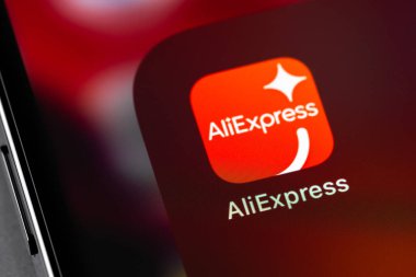 Akıllı telefon iPhone 'undaki Aliexpress simge mobil uygulaması. Aliexpress, Çin 'deki ve diğer yerlerdeki küçük işletmelerden oluşan çevrimiçi bir perakende satış servisidir. Batum, Gürcistan - 12 Nisan 2023