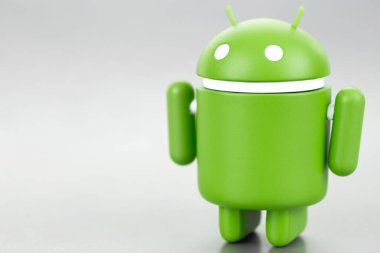 Gri arkaplanda Google Android figürü. Google Android akıllı telefonlar, tablet bilgisayarlar, e-kitaplar ve diğer cihazlar için bir işletim sistemidir. Batum, Gürcistan - 19 Mart 2023