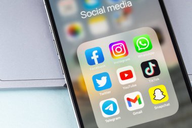 Facebook, Instagram, WhatsApp, Twitter, Youtube, TikTok, Telegram, Gmail, Snapchat gibi sosyal medya uygulamalarının simgelerini ekrandaki akıllı telefon iPhone 'unda gösteriyorlar. Batum, Gürcistan - 15 Mart 2023