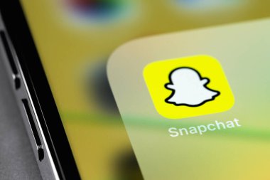 Akıllı telefon iPhone 'undaki Snapchat mobil simge uygulaması. Snapchat, içinde fotoğraflar ve videolar olan mobil bir mesajlaşma uygulaması. Batum, Gürcistan - 12 Nisan 2023