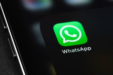Akıllı telefon iPhone 'undaki WhatsApp mobil uygulaması. WhatsApp, mobil ve diğer platformlar için popüler bir ücretsiz mesajlaşma sistemidir. Batum, Gürcistan - 12 Nisan 2023