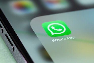 Akıllı telefon iPhone ekranındaki WhatsApp mobil uygulaması. Yakın plan. WhatsApp, mobil ve diğer platformlar için popüler bir ücretsiz mesajlaşma sistemidir. Batum, Gürcistan - 12 Nisan 2023